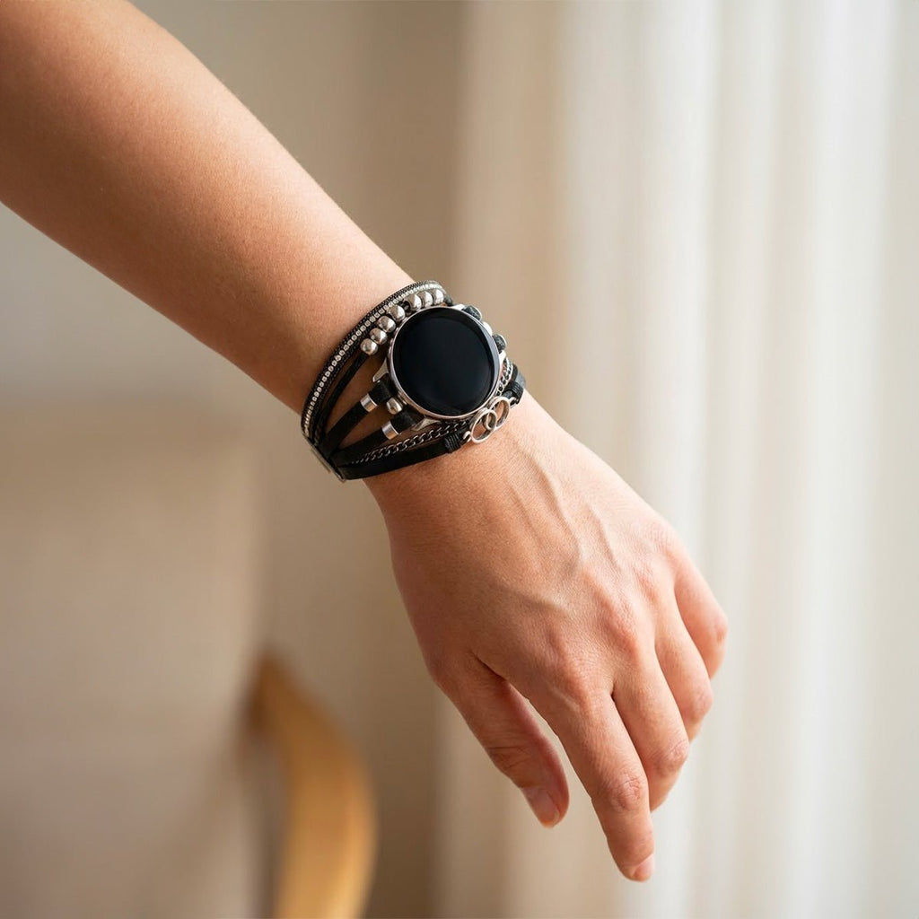 Bracelet multi-rangs noir en simili végan pour smartwatch avec double anneau et motifs argentés.