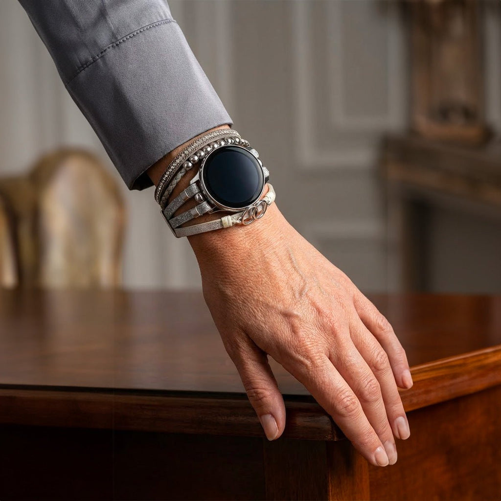 Bracelet multi-rangs pour smartwatch en simili végan beige clair avec double anneau et détails métalliques argentés.