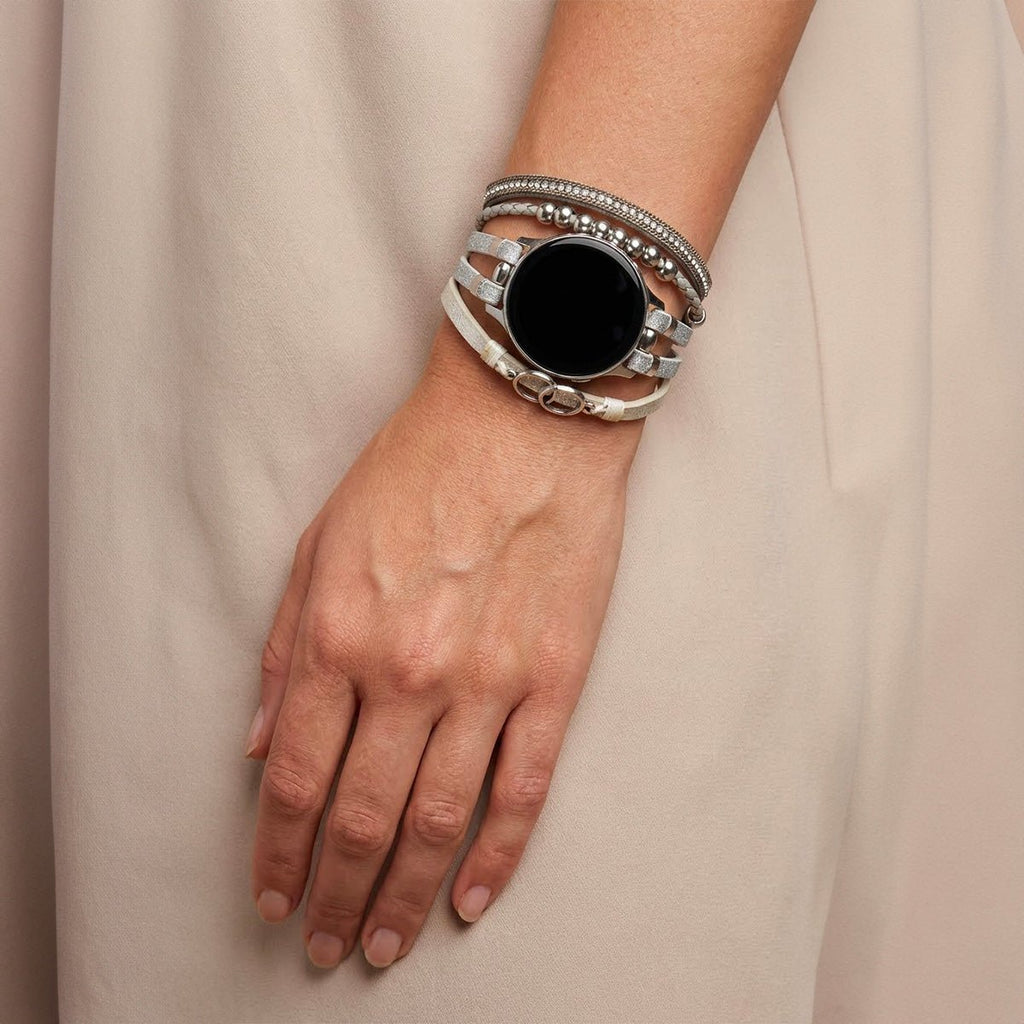 Bracelet multi-rangs gris simili végan avec double anneau, ajusté autour du poignet avec montre ronde noire.