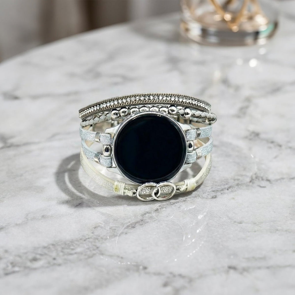 Bracelet multi-rangs simili végan blanc nacré avec double anneau et détails argentés pour montre connectée.