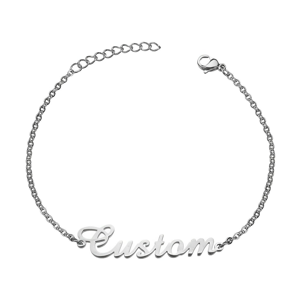 Bracelet prénom personnalisé en acier inoxydable argenté avec chaîne fine et lettres cursives ajustables.