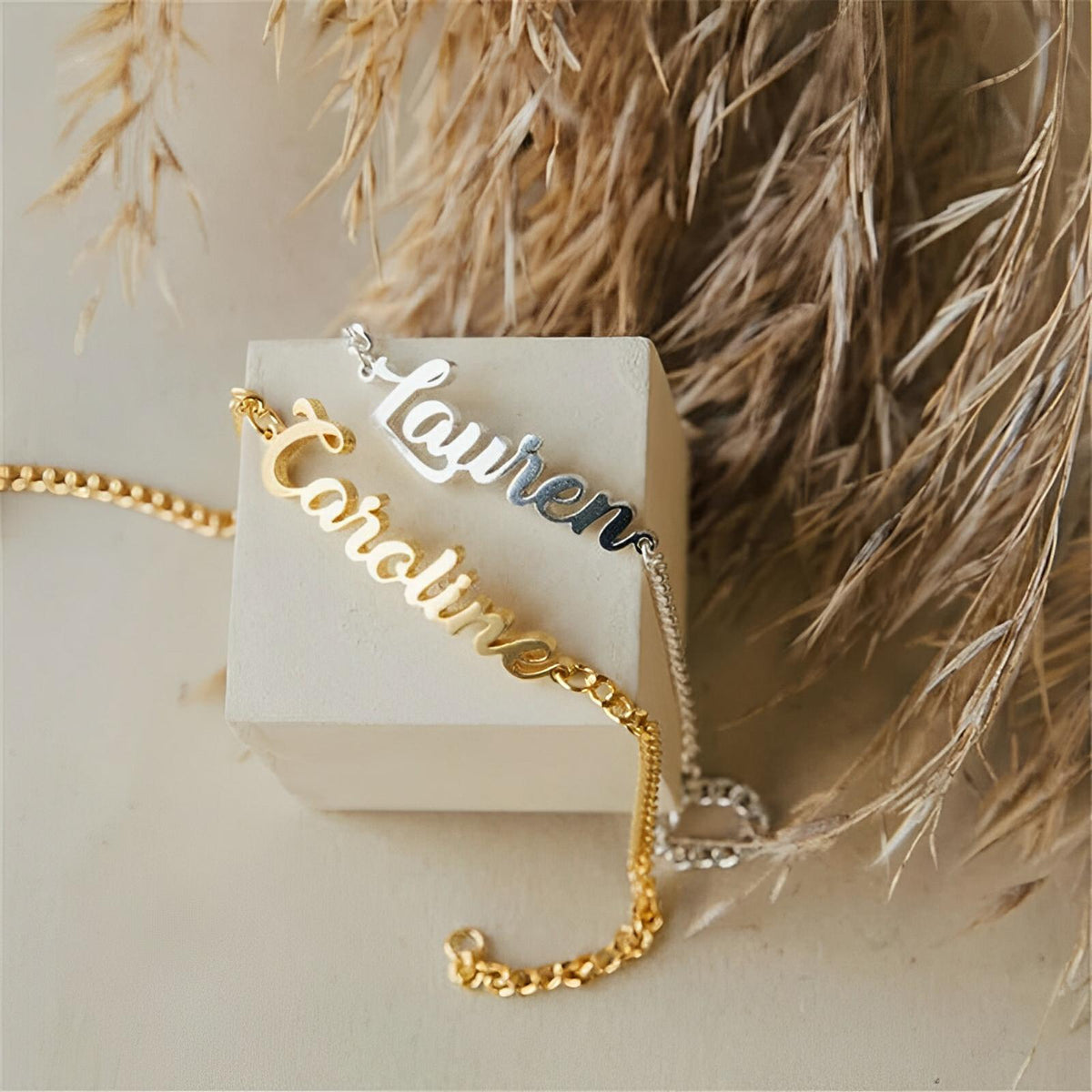 Bracelet prénom ajustable en acier inoxydable, lettres personnalisables, modèles or et argent.