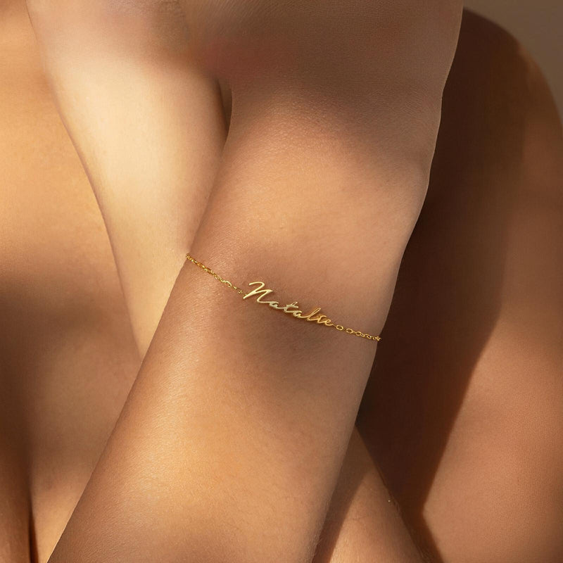 Bracelet prénom en acier inoxydable or fin, lettres cursives personnalisables, chaîne fine ajustable.