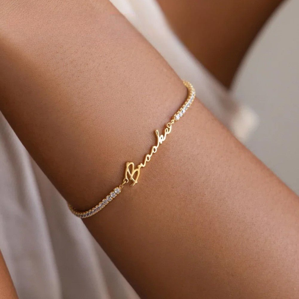 Bracelet prénom personnalisé en acier inoxydable plaqué or 14 carats, maille tennis sertie de zircons scintillants, fermoir mousqueton ajustable, modèle Brooke