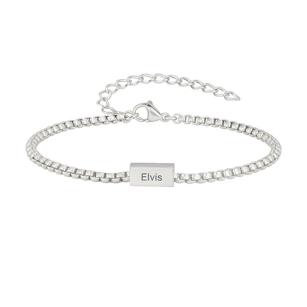 Bracelet fin en acier inoxydable avec chaîne maille vénitienne et plaque gravée « Elvis ».