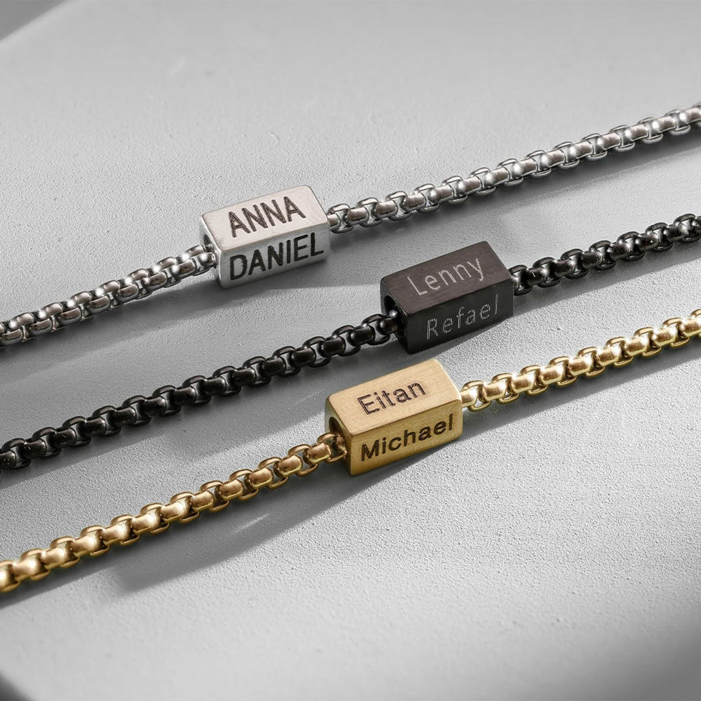 Trois bracelets chaîne maille vénitienne en acier inoxydable, finition argentée, noire et dorée, plaques personnalisées.