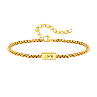 Bracelet fin en acier inoxydable doré, maille vénitienne, plaque personnalisée gravée "Lore" avec fermoir sécurisé.