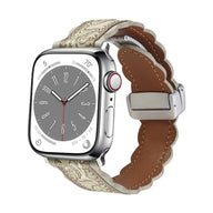 Bracelet Apple Watch en cuir beige brodé avec doublure marron et surpiqûres, boucle argentée.