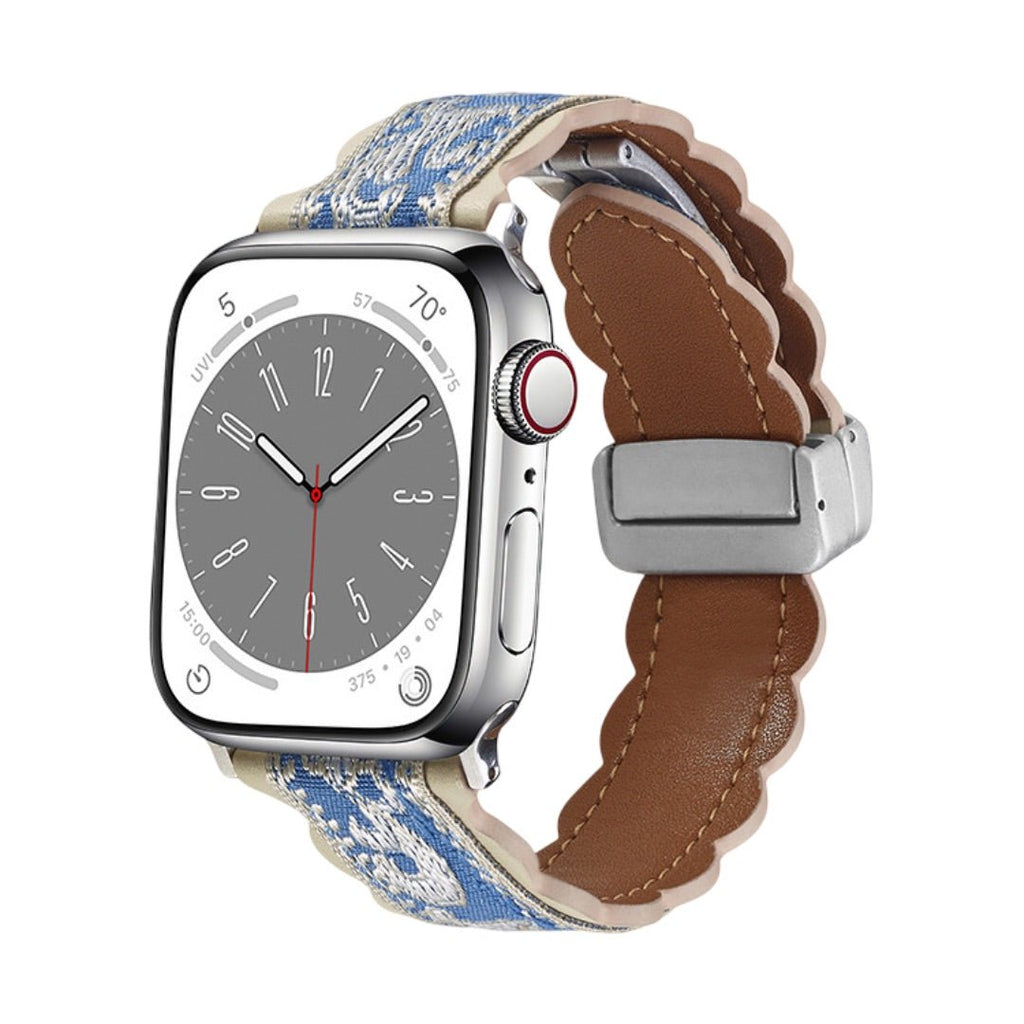 Bracelet pour Apple Watch en cuir brodé bleu et beige avec doublure marron et boucle métallique.