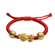 Bracelet tibétain en fil rouge ciré avec Pi Xiu doré et perles gravées porte-bonheur.