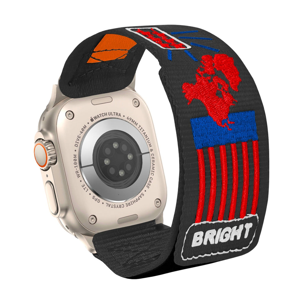 Bracelet Apple Watch noir en nylon avec motif carte du monde rouge et étiquette BRIGHT.