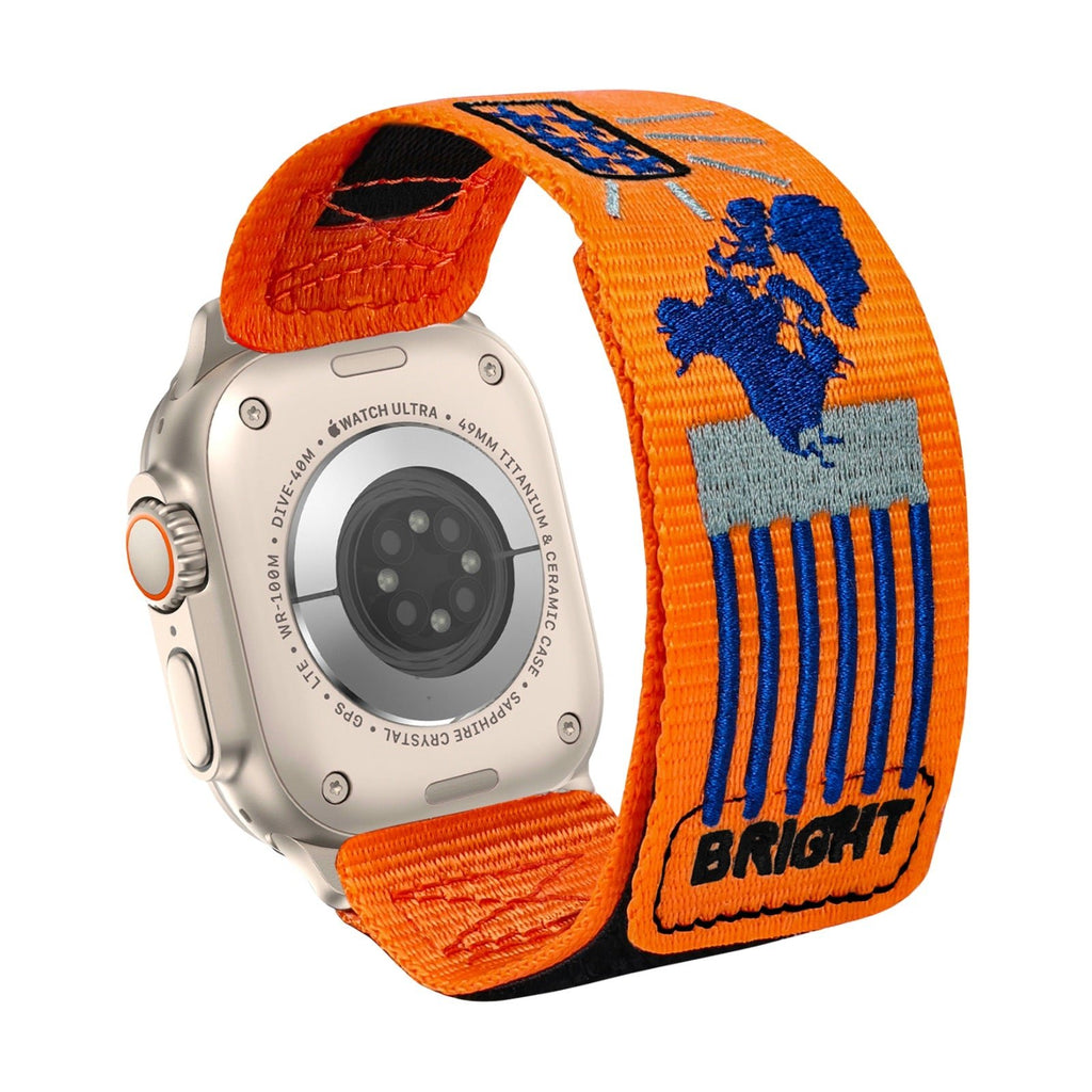 Bracelet Apple Watch nylon orange avec design carte du monde bleu et texte "BRIGHT" noir.