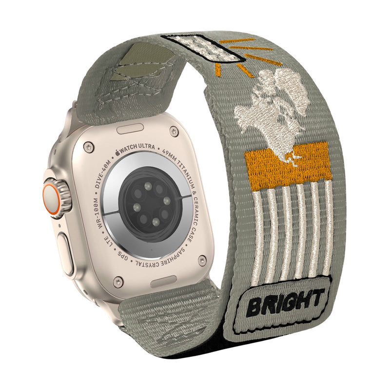 Bracelet Apple Watch nylon gris motif carte du monde orange, noir et blanc, modèle Omlin, ajustable.