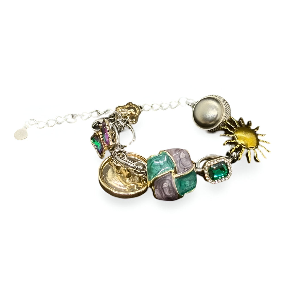 Bracelet rétro multicolore avec pendentifs soleil doré, perle nacrée et pierres vertes sur chaîne argentée.