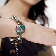 Bracelet féminin multicolore à maillons larges avec pierres semi-précieuses et détails métalliques vintage.