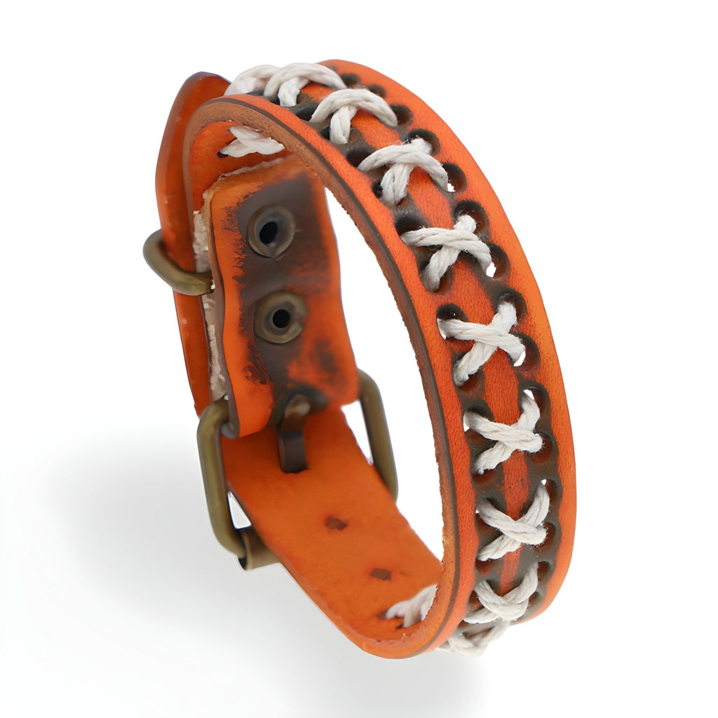 Bracelet homme en cuir orange avec cordes blanches croisées et boucle métal vieilli.