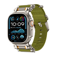 Bracelet Apple Watch Ultra en nylon vert et acier argenté, boucle ajustable robuste.