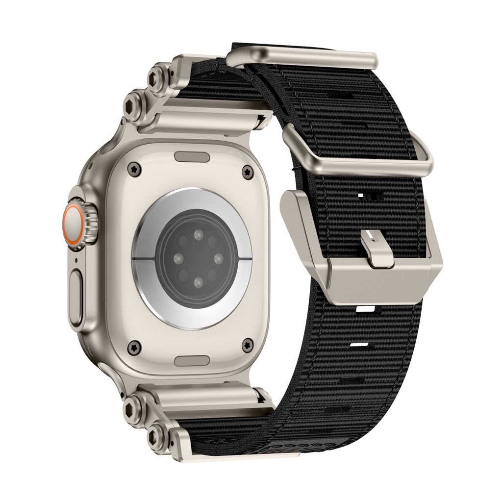 Bracelet Apple Watch Ultra noir en nylon robuste avec boucles argentées, ajustable.
