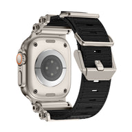 Bracelet Apple Watch Ultra noir en nylon robuste avec boucles argentées, ajustable.