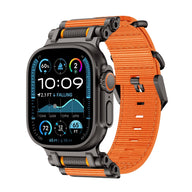 Bracelet robuste en nylon orange avec attaches en acier noir pour Apple Watch Ultra, ajustable.