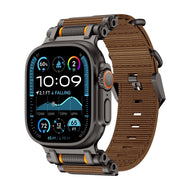 Bracelet Apple Watch Ultra marron et noir en nylon robuste avec bouclerie acier ajustable.