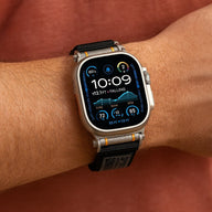 Bracelet robuste noir et orange en nylon et acier pour Apple Watch Ultra, ajustable, style sportif.