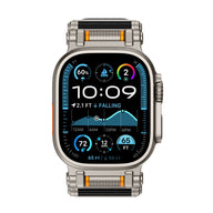 Bracelet robuste en acier gris et nylon noir avec accents orange pour Apple Watch Ultra.