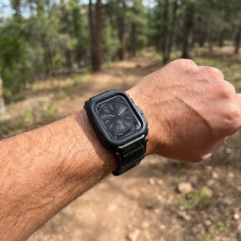 Bracelet pour Apple Watch noir en silicone avec coque intégrale anti-choc, style militaire robuste.