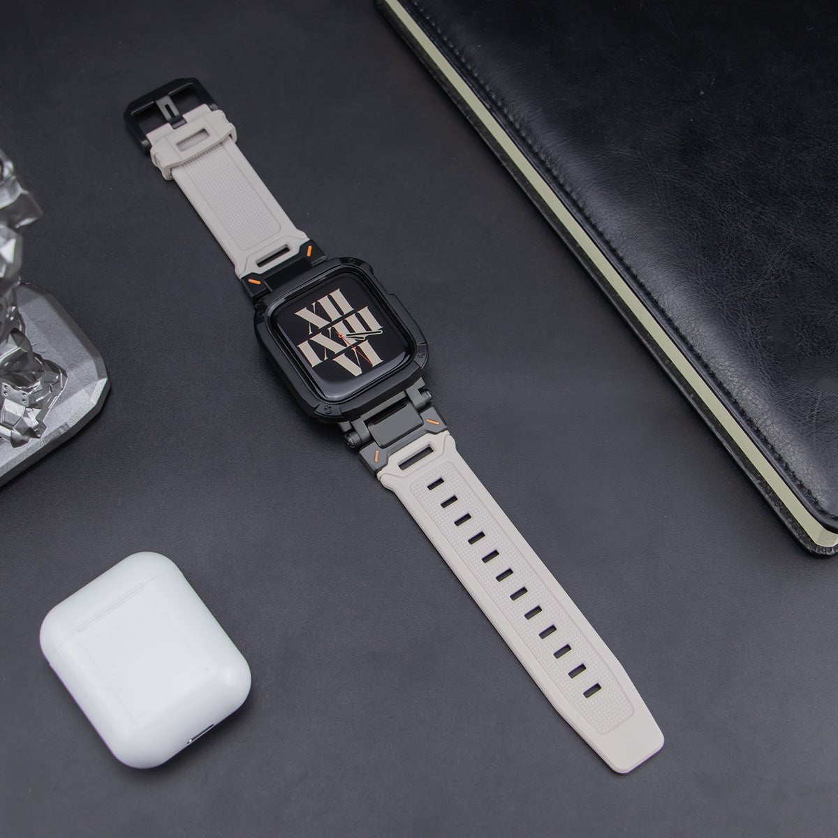 Bracelet beige en TPU renforcé sport avec coque noire anti-choc pour montre connectée Apple Watch.