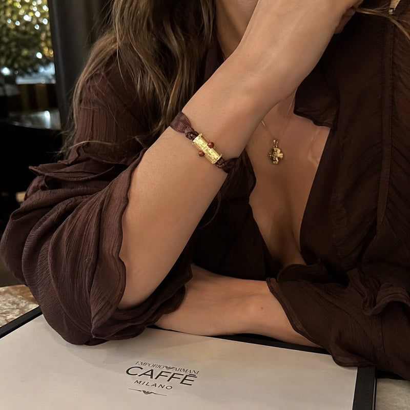 Pulsera de cinta para mujer, cordón ajustable de nailon color chocolate, acero inoxidable dorado y piedras sintéticas rojas, modelo Oline