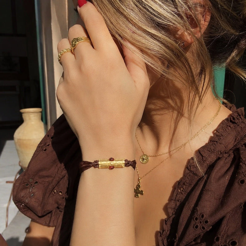 Pulsera de cinta para mujer, cordón ajustable de nailon color chocolate, acero inoxidable dorado y piedras sintéticas rojas, modelo Oline