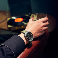 Bracelet nylon kaki avec fermoir velcro sur montre connectée Huawei Watch modèle Omar.