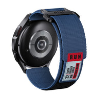 Bracelet de montre Huawei Watch en nylon bleu, fermoir velcro, étiquette RUN rouge et blanche.