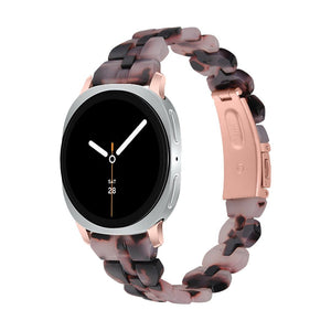 Bracelet pour Galaxy Watch en résine marron tachetée, maillons larges et boucle déployante rose métallisée.