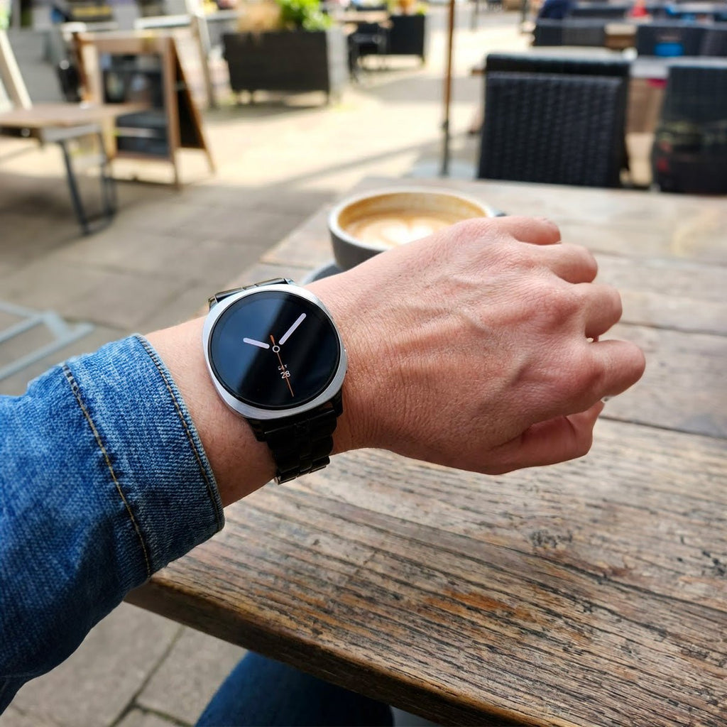 Bracelet en résine noire à maillons épais avec boucle déployante en acier sur Galaxy Watch écran rond noir.