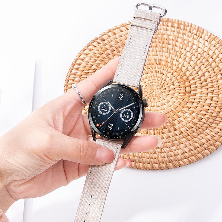 Bracelet de montre en tissu nylon beige avec boucle ardillon argentée, léger et confortable.