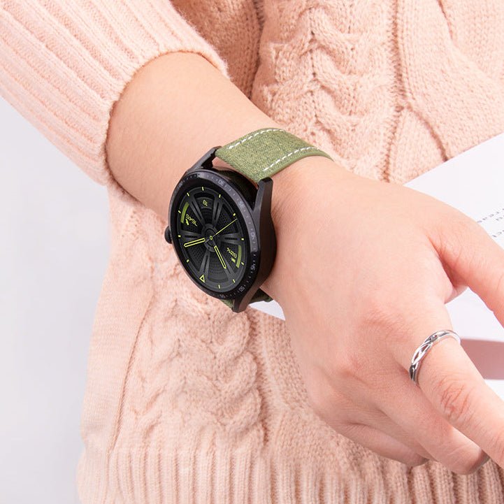Bracelet montre en nylon vert olive avec boucle ardillon noire, style simple et léger.