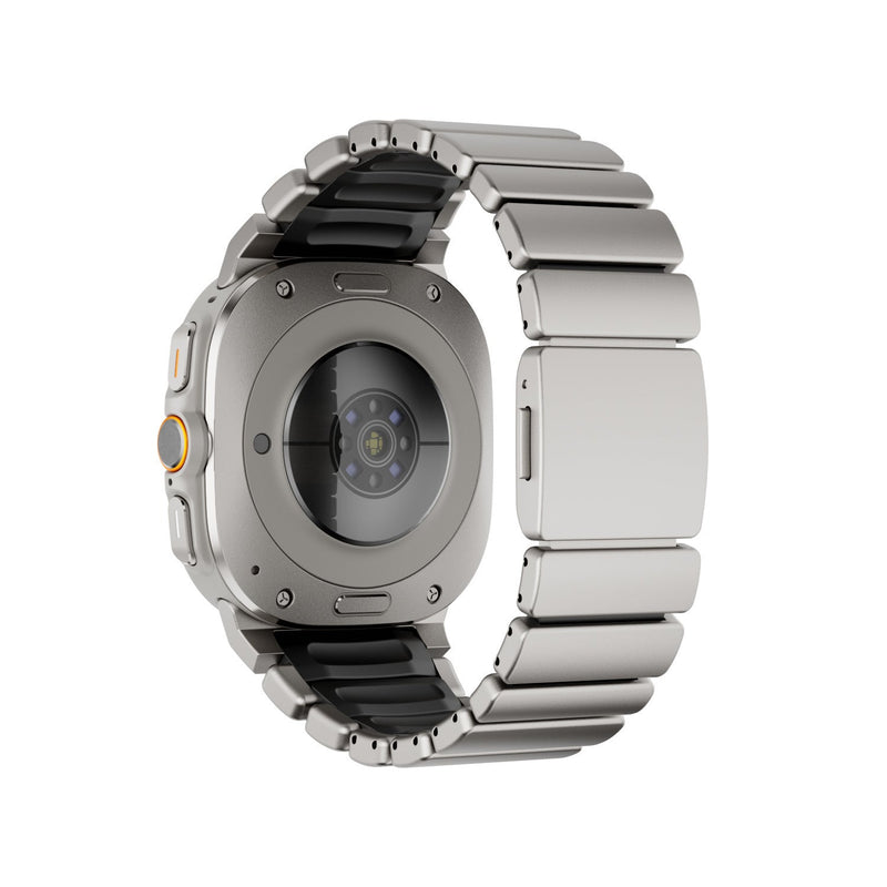 Bracelet Samsung Watch Ultra en titane gris avec maillons robustes et intérieur noir en silicone FKM, fixation magnétique.