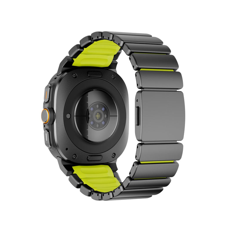 Bracelet Samsung Watch Ultra en titane gris anthracite avec intérieur silicone FKM jaune vif et maillons robustes.