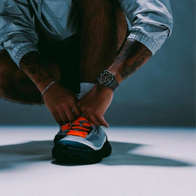 Bracelet Samsung Watch Ultra en titane gris mat avec maillons robustes et intérieur en silicone noir visible au poignet d’un