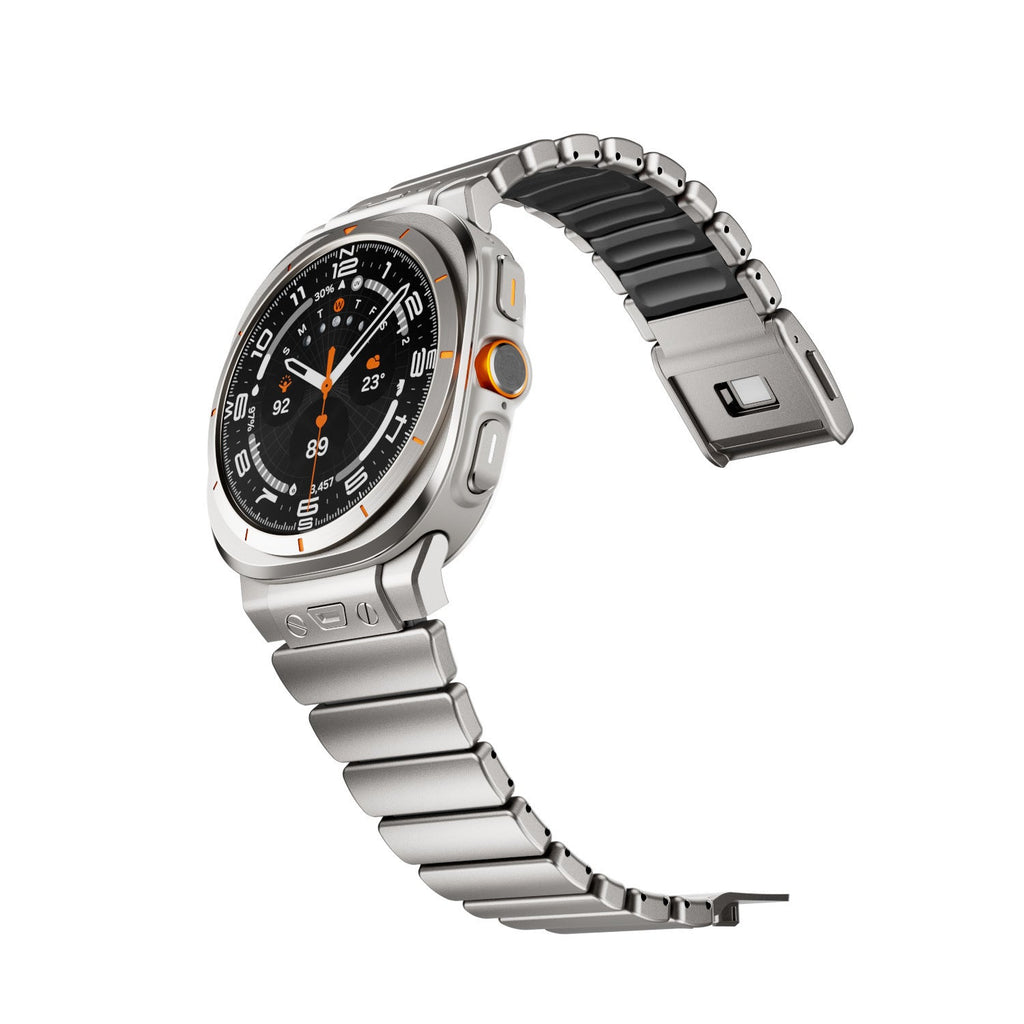 Bracelet Samsung Watch Ultra en titane argenté mat, maillons larges et intérieurs noirs en silicone FKM, fixation magnétique