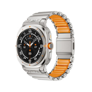 Bracelet Samsung Watch Ultra titane gris avec maillons robustes et intérieur silicone orange, fixation magnétique.