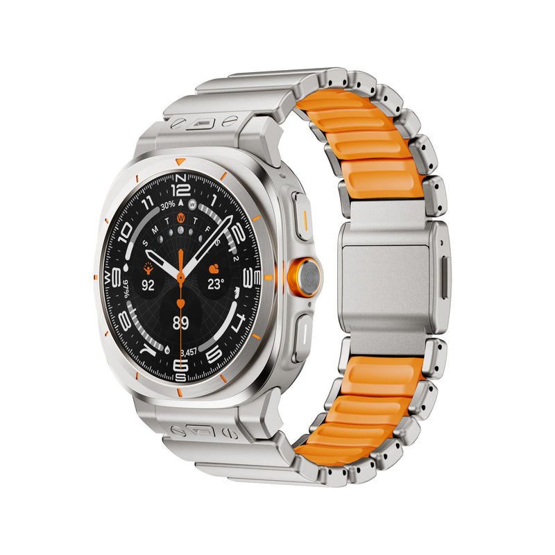 Bracelet Samsung Watch Ultra titane gris avec maillons robustes et intérieur silicone orange, fixation magnétique.