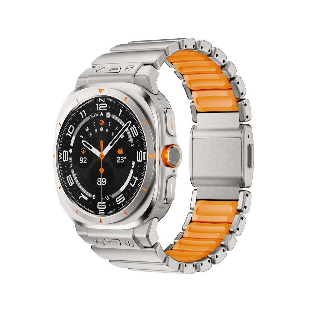 Bracelet Samsung Watch Ultra titane gris avec maillons robustes et intérieur silicone orange, fixation magnétique.