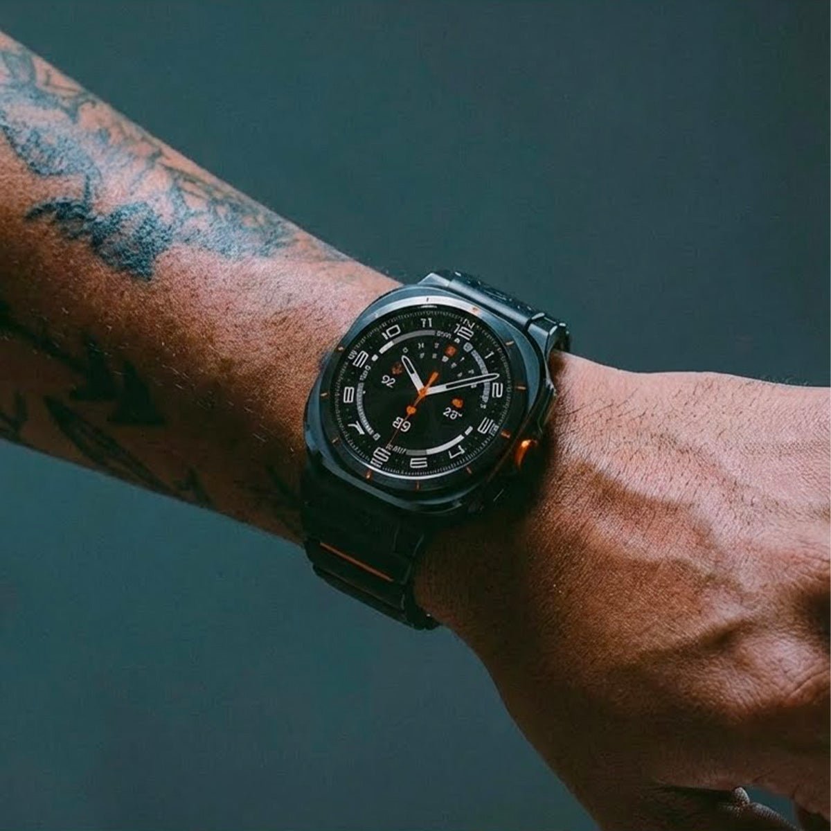 Bracelet noir en titane grade 4 avec intérieur silicone FKM, maillons robustes et fixation magnétique sur montre Samsung.