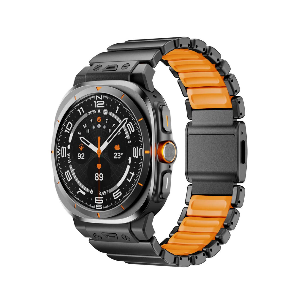 Bracelet Samsung Watch Ultra en titane gris avec intérieur en silicone orange et fixation magnétique noire.