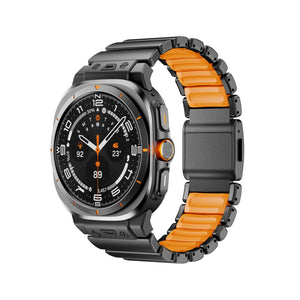 Bracelet Samsung Watch Ultra en titane gris avec intérieur en silicone orange et fixation magnétique noire.