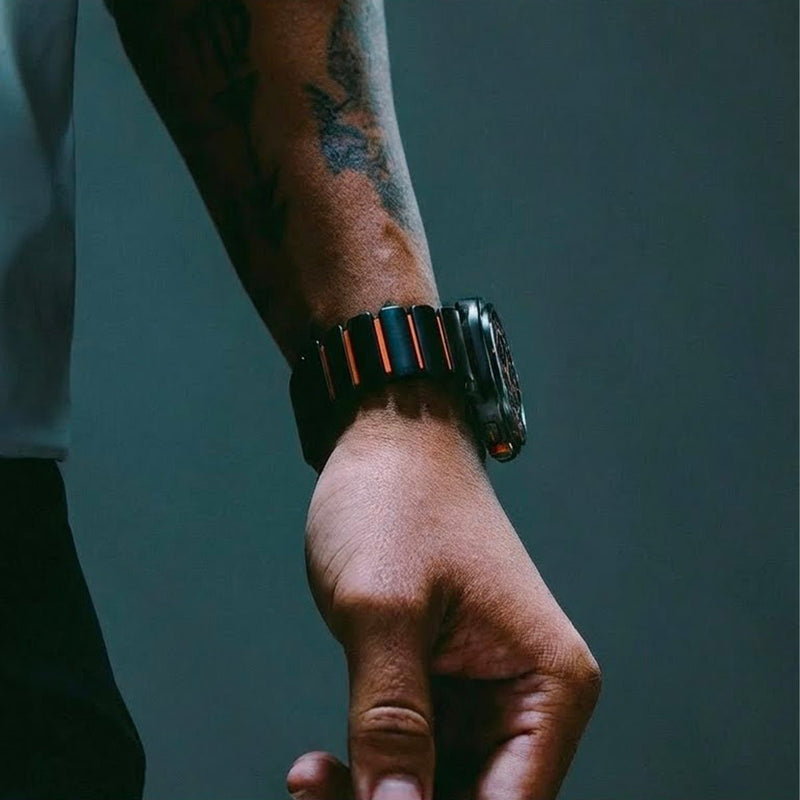 Bracelet Samsung Watch Ultra en titane noir mat avec maillons robustes et intérieur silicone noir, fixation magnétique.