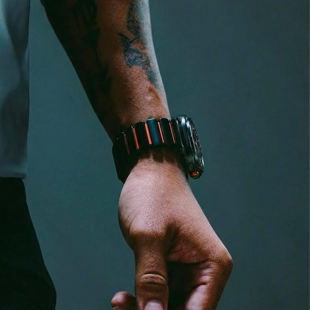 Bracelet Samsung Watch Ultra en titane noir mat avec maillons robustes et intérieur silicone noir, fixation magnétique.