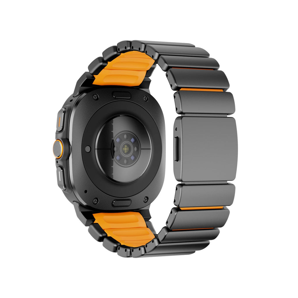 Bracelet Samsung Watch Ultra titane gris foncé avec intérieur silicone orange et maillons robustes, fixation magnétique.